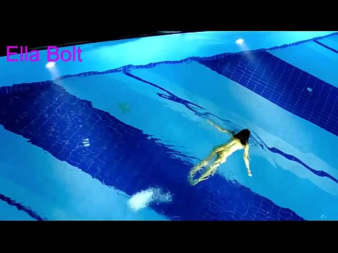 ❤️ म हेर्न रोक्न सक्दिन, जवान गोरा ELLA BOLT रिसोर्ट पूलमा नग्न पौडी खेल्दै समातियो ❤❌  हामी मा  ☑